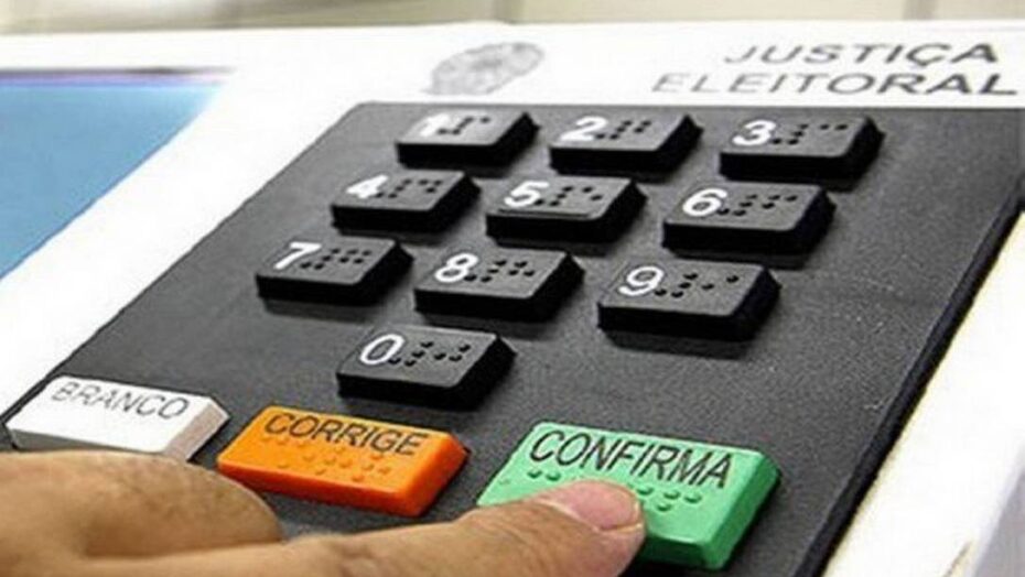 Pesquisa indica que 21% dos eleitores no Brasil se consideram de direita contra 11% de esquerda