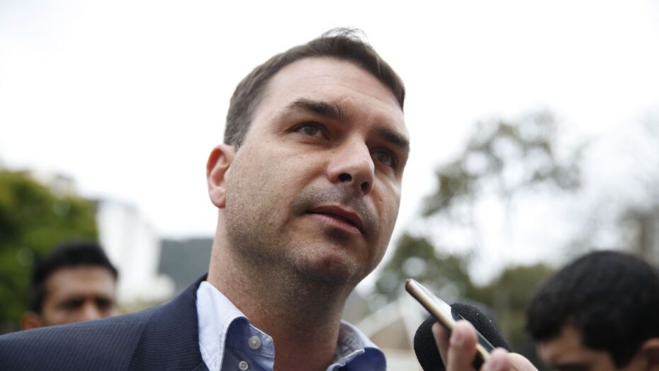 Justiça arquiva processo de caso de supostas rachadinhas envolvendo Flávio Bolsonaro