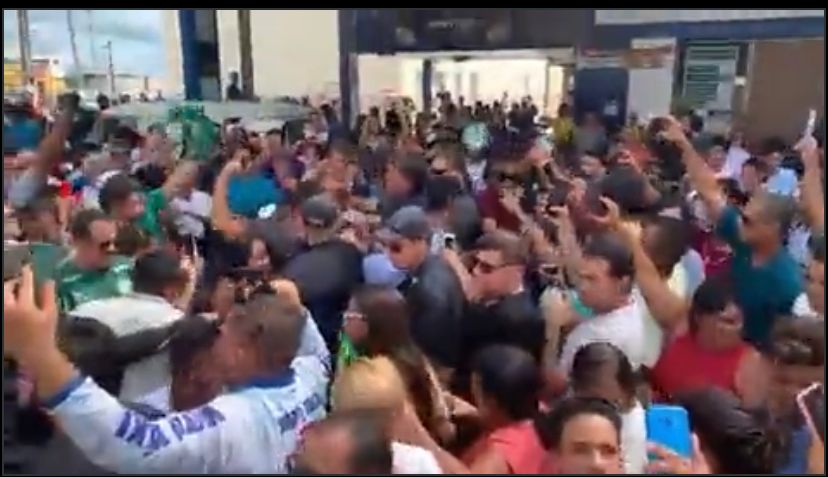 VÍDEO: Bolsonaro faz parada não programada no interior de Sergipe e surpreende povo