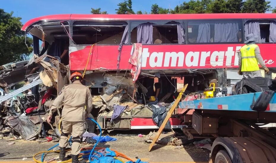 Acidente grave entre ônibus e carreta deixa 11 mortos na BR-163 em MT