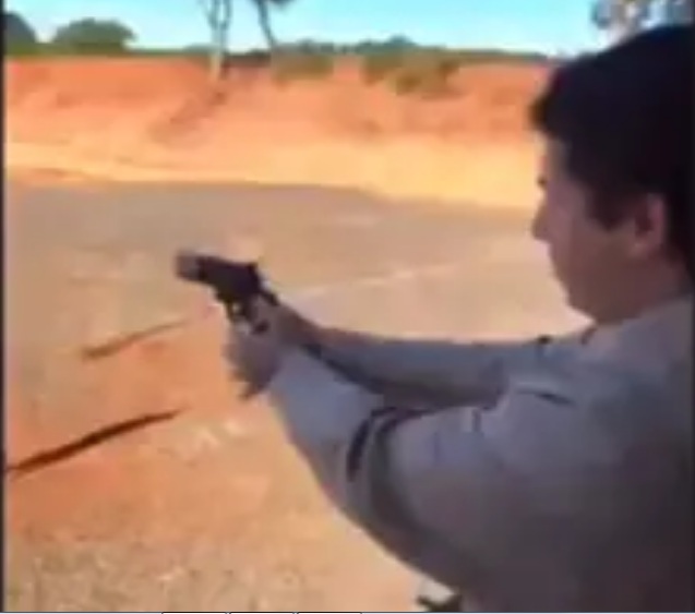 VÍDEO: Deputado dispara arma em sessão virtual e fala em alerta ao comunismo