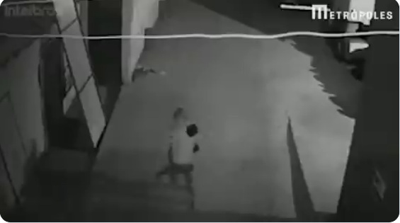 VÍDEO: Mulher luta contra colega de trabalho para fugir de estupro