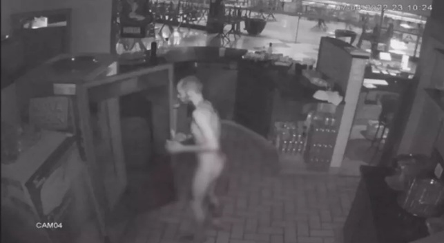 Homem nu invade restaurante, come e furta itens de funcionários