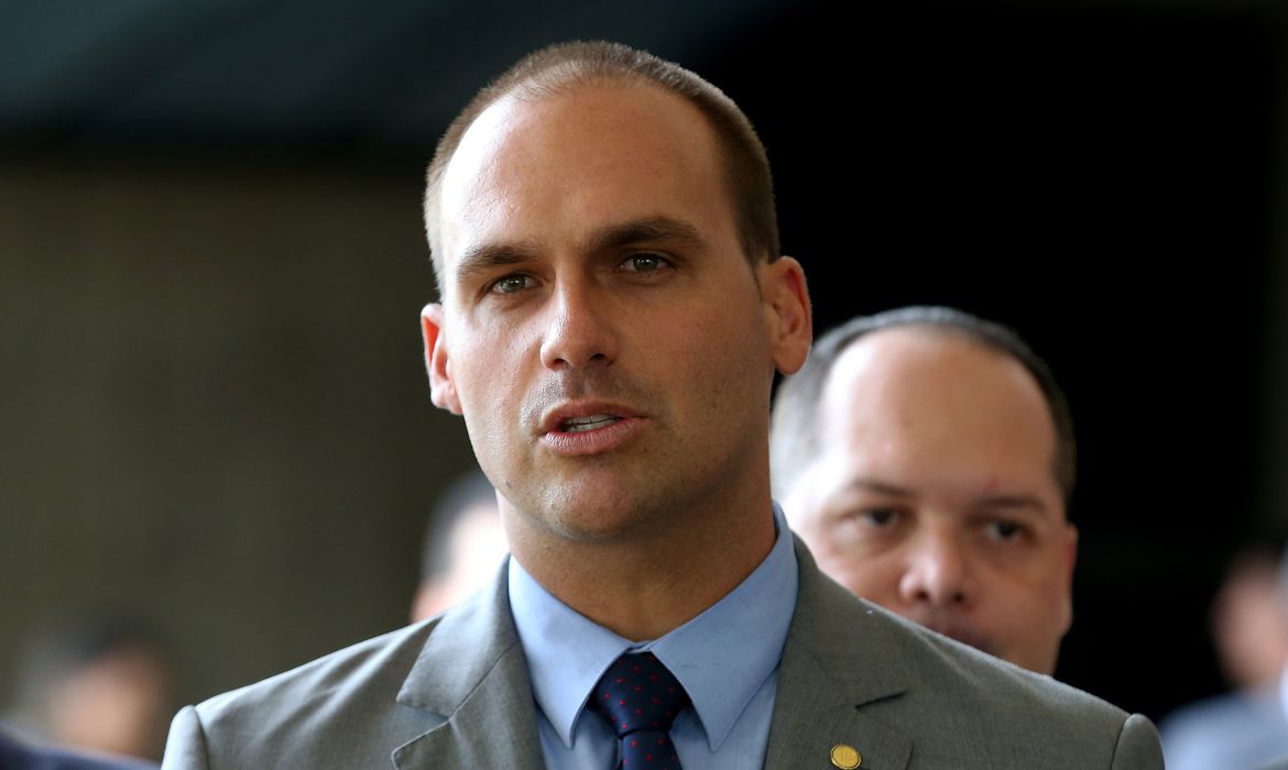 “100 anos de perdão”: Eduardo Bolsonaro ironiza assalto a filho de Lula