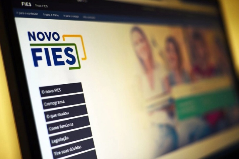 Ex-BBB publica informação falsa de que Fies foi criado no governo Lula