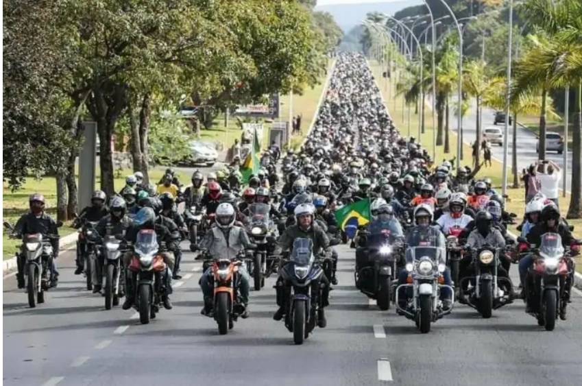 VÍDEO: Motociata em apoio a Bolsonaro enche ruas do Rio de Janeiro