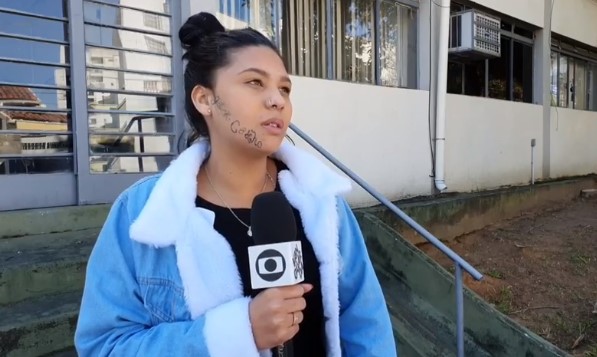 ‘Me matou por dentro’, diz jovem tatuada à força com nome de ex-namorado no rosto
