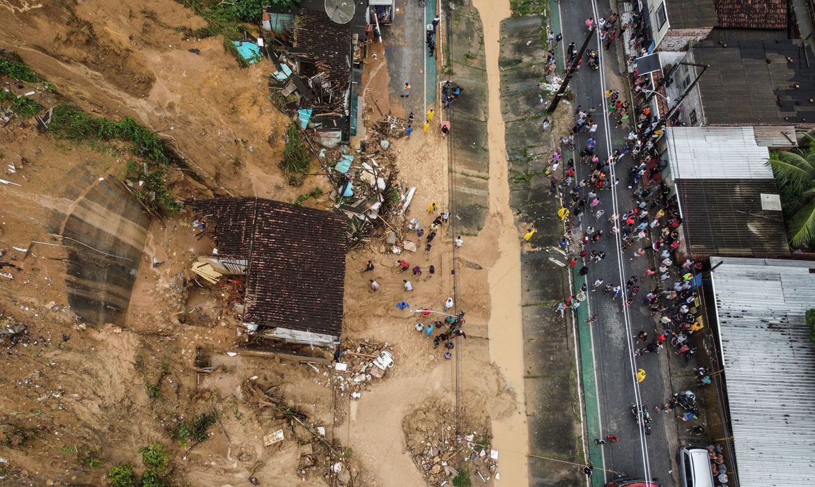 Número de mortes confirmadas devido à chuva no Grande Recife é de 44; há 56 desaparecidos