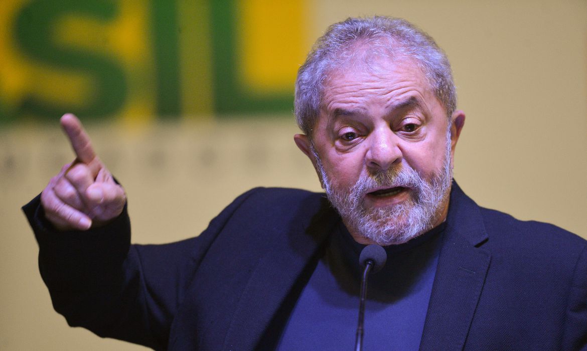 Lula fala que pode entregar lixo para jornalista revirar