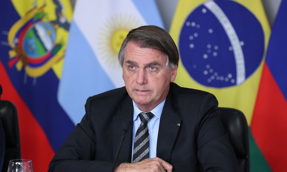 Bolsonaro critica acionistas da Petrobras e defende “fatiar” a estatal