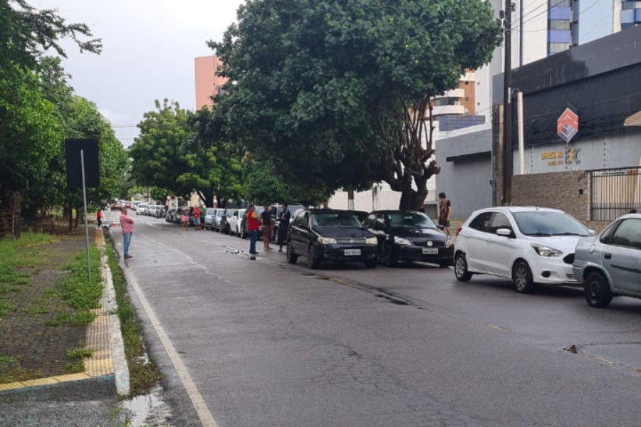 Promoção de gasolina gera fila de 200 carros em posto de combustível de Natal