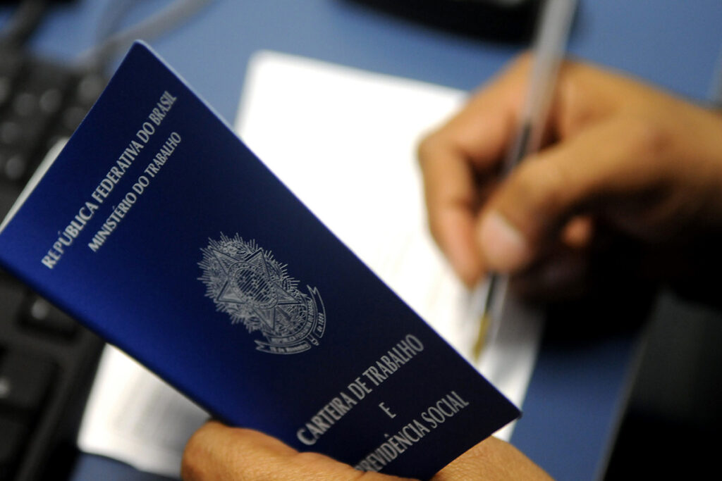 Brasil cria 197 mil empregos formais em abril; salário médio tem leve alta