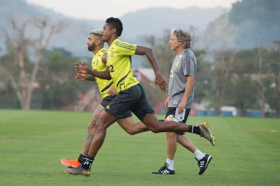 Jorge Jesus quer levar craque do Flamengo e mais três jogadores que atuam no Brasil