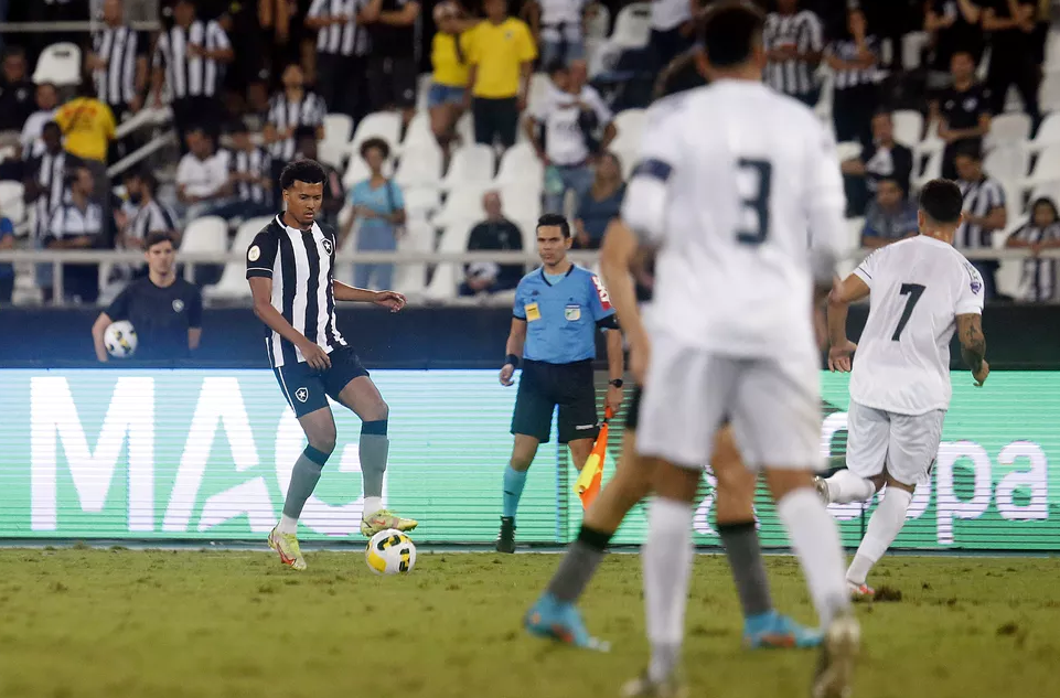Com apenas 17 minutos em campo, jogador está de saída do Botafogo