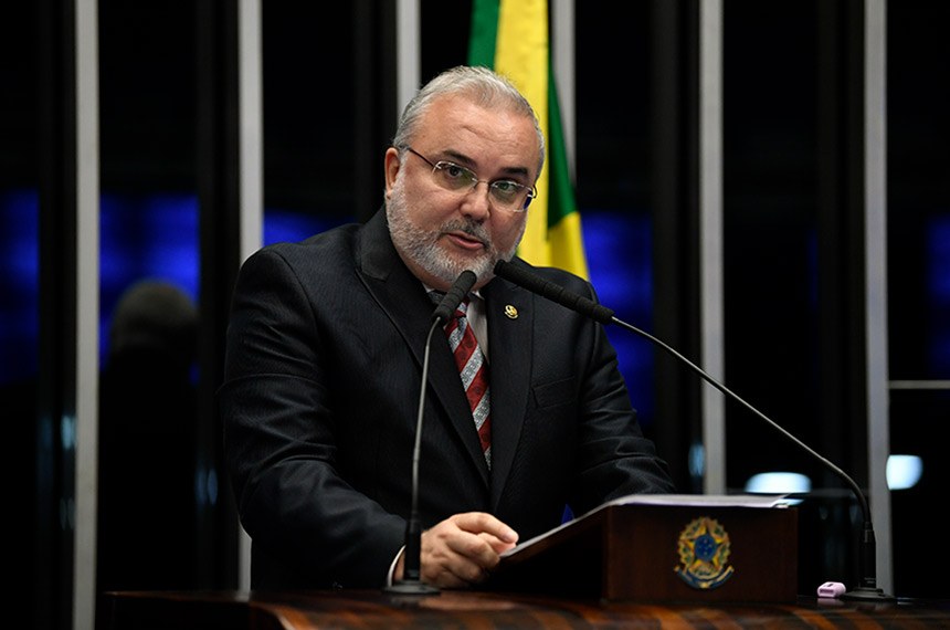 Senador do PT no RN é contra corte de ICMS nos combustíveis