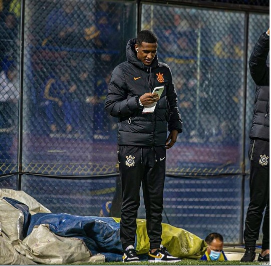 Saiba quem é o zagueiro que só fez 1 jogo pelo Corinthians e pode render R$ 74 milhões