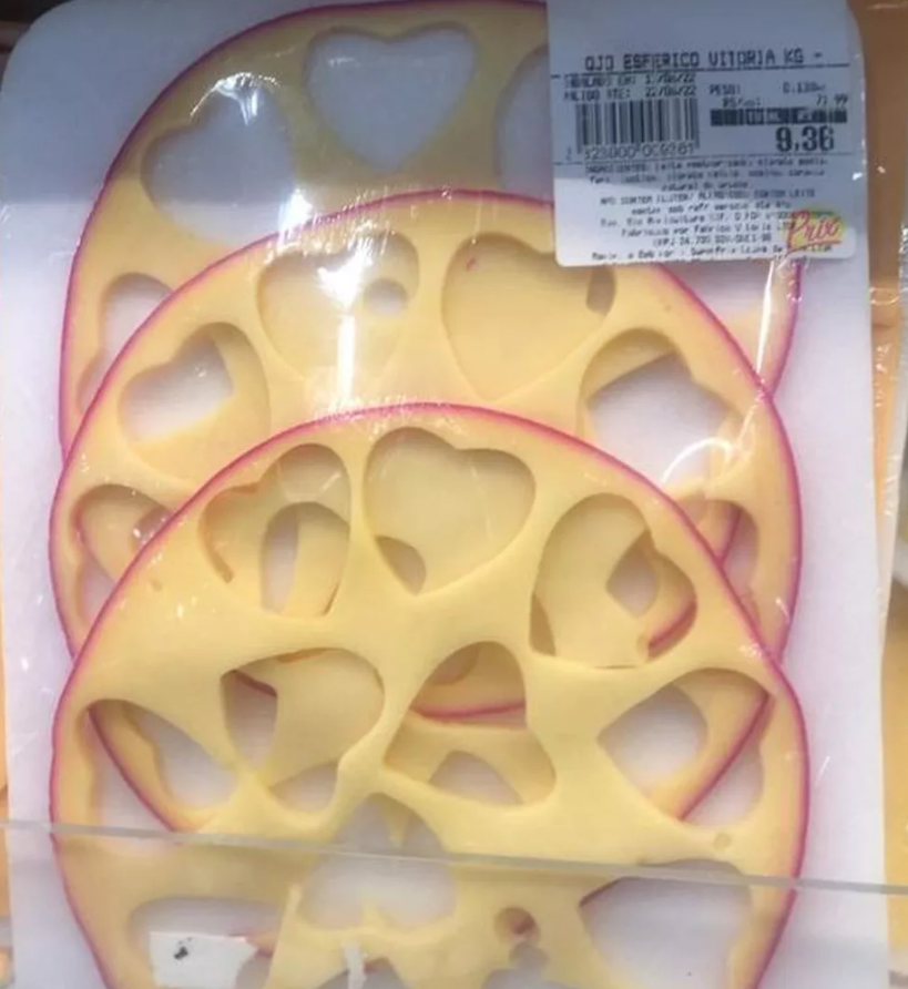 Mercado no Rio vende três fatias de queijo com furos de corações a quase R$ 10 e gera revolta na...