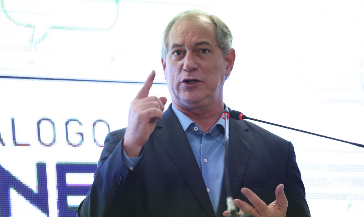 VÍDEO: Ciro Gomes reage a entrevista de Bolsonaro na 96: "Virou oposição de si mesmo"