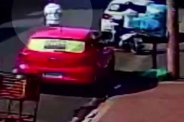 VÍDEO: Vereador agride jornalista com socos e chutes após reportagem