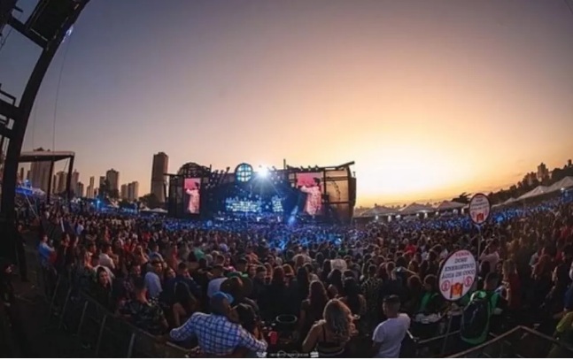 Mulher filmada em cena de sexo durante show denuncia que imagem é de estupro: 'Vida não é a mesma'