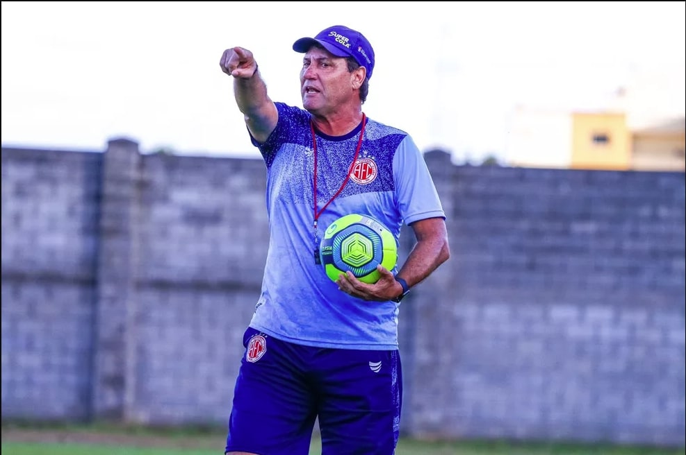 João Brigatti não é mais técnico do América