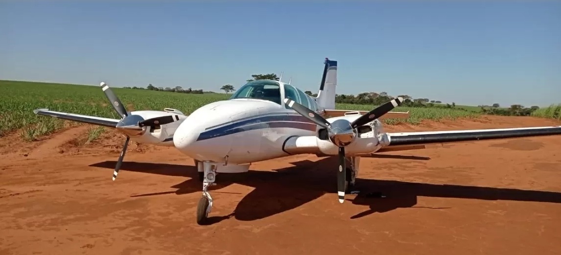 FAB atira contra aeronave com 500 kg pasta de cocaína; suspeitos fogem