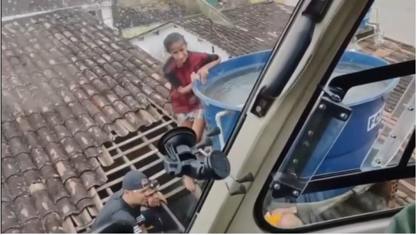 VÍDEO: Helicóptero resgata família com bebê pelo telhado de casa; ASSISTA