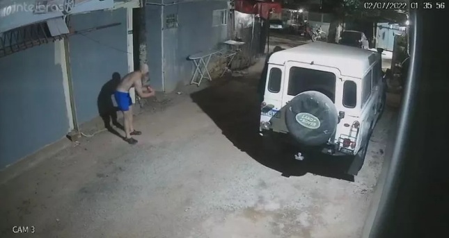 VÍDEO: Homem tem mão decepada com facão ao tentar ajudar mulher em confusão; ASSISTA