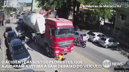 VÍDEO: Homem escapa com vida após ser arremessado por motorista para baixo de caminhão