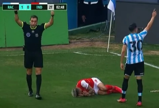 VÍDEO: Atacante é atingido por peixe durante partida de futebol; ASSISTA