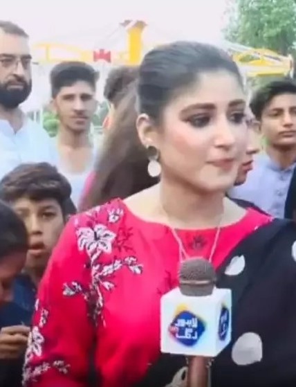 VÍDEO: Jornalista se irrita e dá tapa em adolescente que estava atrapalhando entrevista