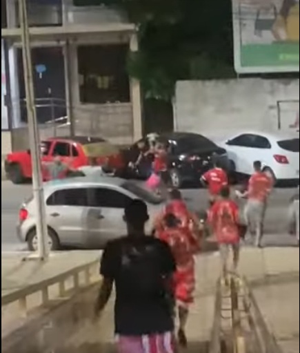 VÍDEO: Torcidas organizadas brigam no meio da rua no RN; ASSISTA