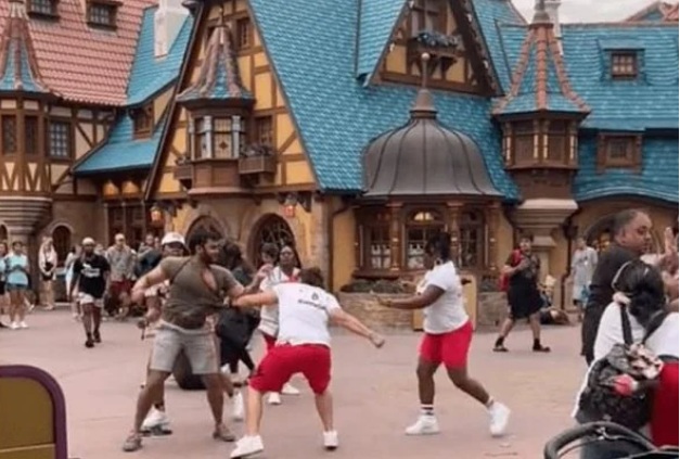 VÍDEO: Briga entre famílias no Parque da Disney termina em pancadaria; ASSISTA