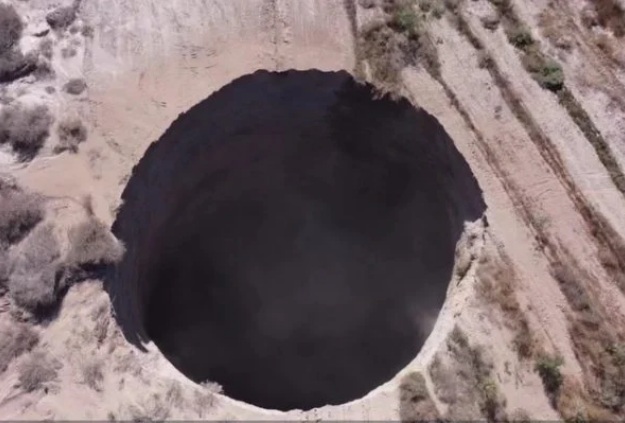 VÍDEO: Cratera misteriosa aparece em deserto no Chile; ASSISTA