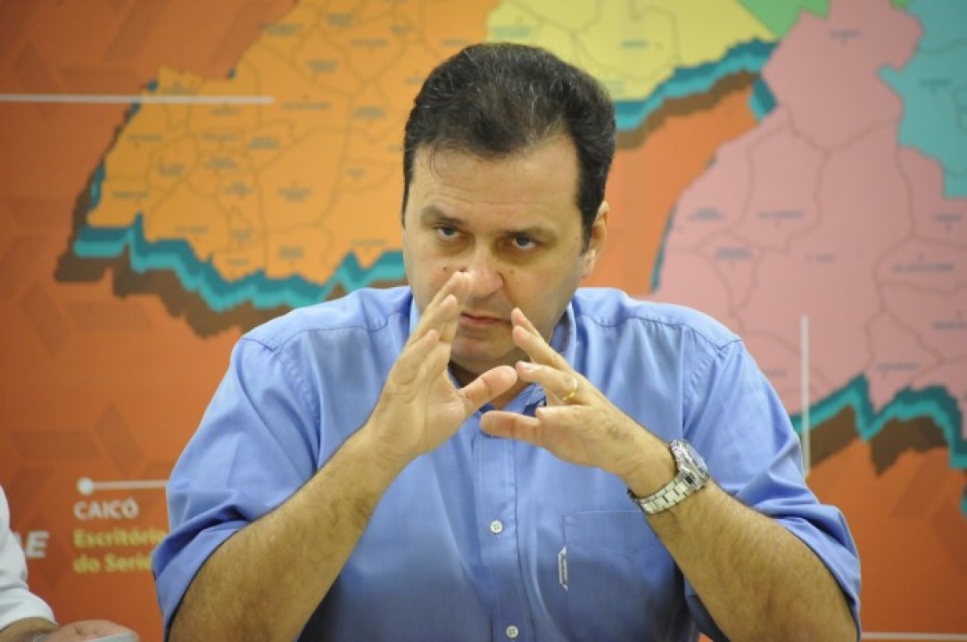 VÍDEO: Carlos Eduardo mente e tenta se apropriar de obra da UERN feita por ex-governadora; ASSISTA