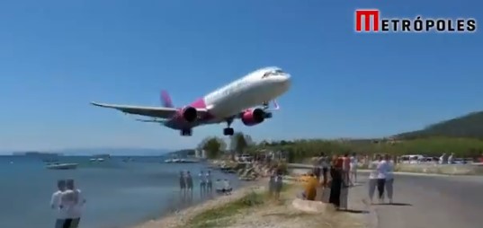 VÍDEO: Avião faz pouso mais baixo já visto e passa próximo a pessoas; ASSISTA