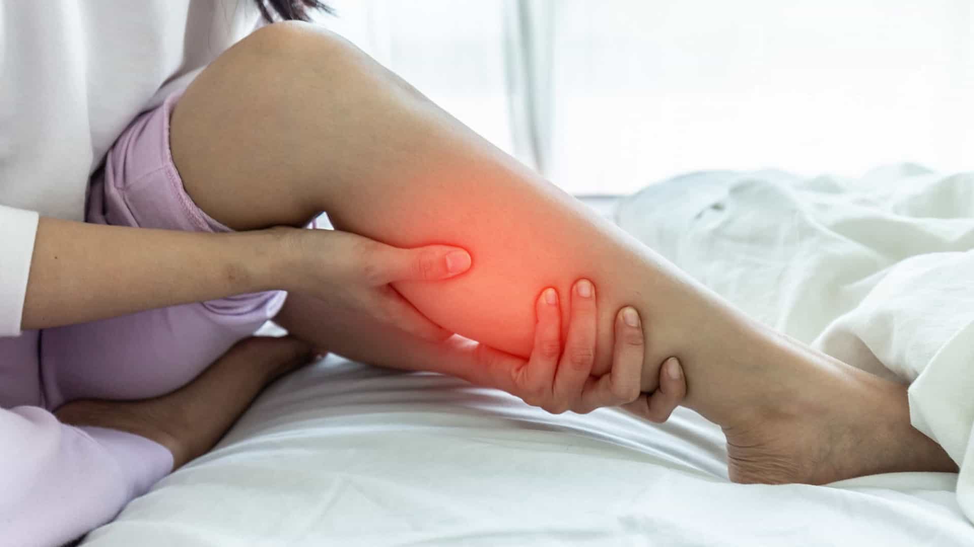 Colesterol no limite? Confira quatro sintomas perigosos que afetam as pernas