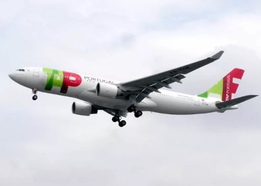 Avião faz pouso de emergência em Fortaleza após mulher entrar em trabalho de parto; Aeronave saiu de Portugal