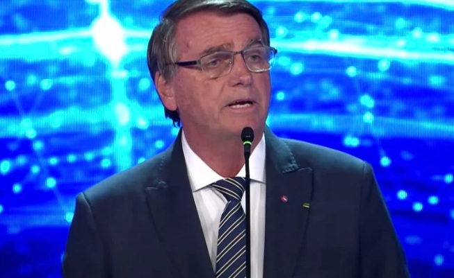 “Você é uma vergonha”, diz Bolsonaro a jornalista em debate