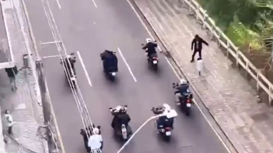 VÍDEO: Homem simula arremessar objeto contra Bolsonaro durante motociata; ASSISTA
