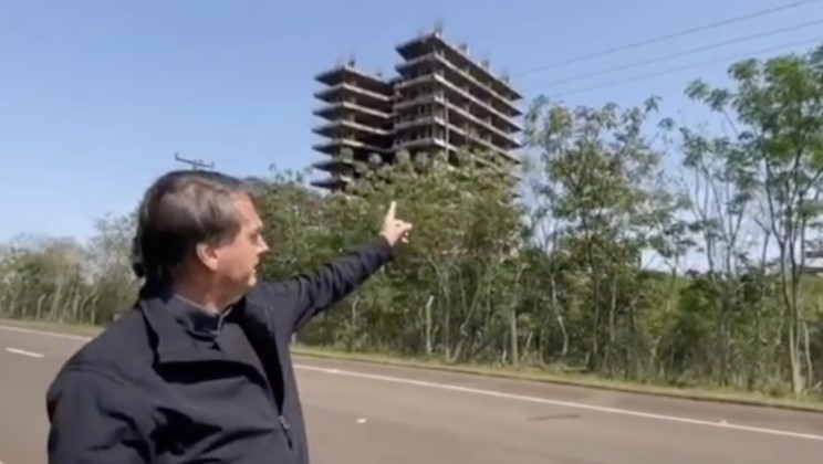VÍDEO: “Regra do PT é desviar recurso e não concluir obras”, diz Bolsonaro