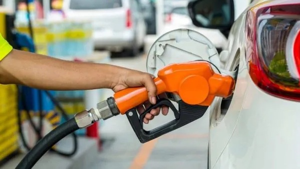 Bolsonaro anuncia nova redução no preço da gasolina a partir de amanhã