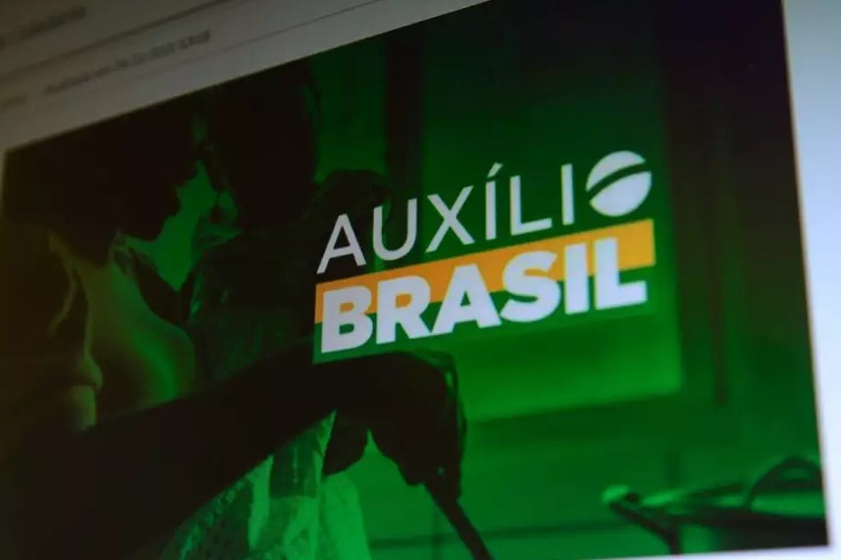 Dois anos de Auxílio Brasil valem 10 de Bolsa Família