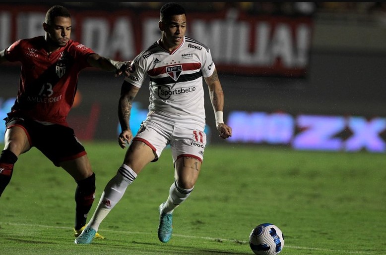 São Paulo x Atlético-GO em decisão na Sul-Americana e partidas internacionais; confira os jogos de hoje e onde assistir