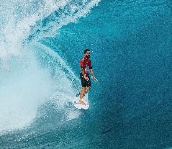 Italo Ferreira derrota australiano e Mundial de Surfe terá final brasileira