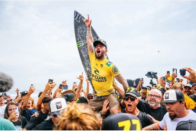 Filipe Toledo é campeão mundial de surfe pela primeira vez