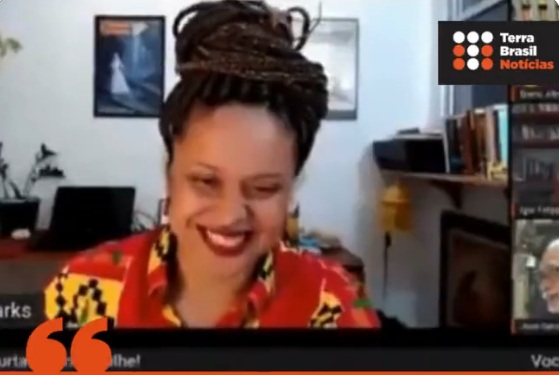 VÍDEO: “Ganhei um presentão… fiquei bem feliz!”, diz jornalista ao comemorar morte da Rainha