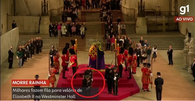 VÍDEO: Homem que guardava caixão da rainha Elizabeth II durante velório cai e é socorrido