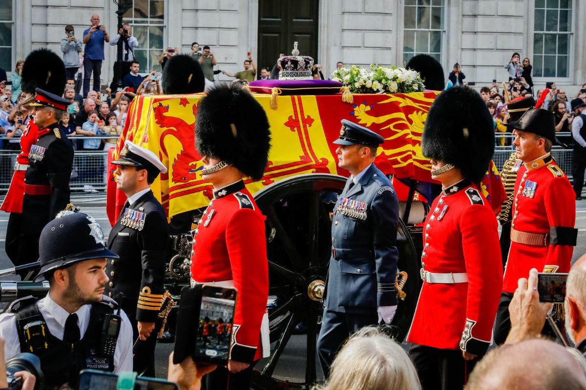 Corpo de rainha Elizabeth II é sepultado nesta segunda após velório restrito