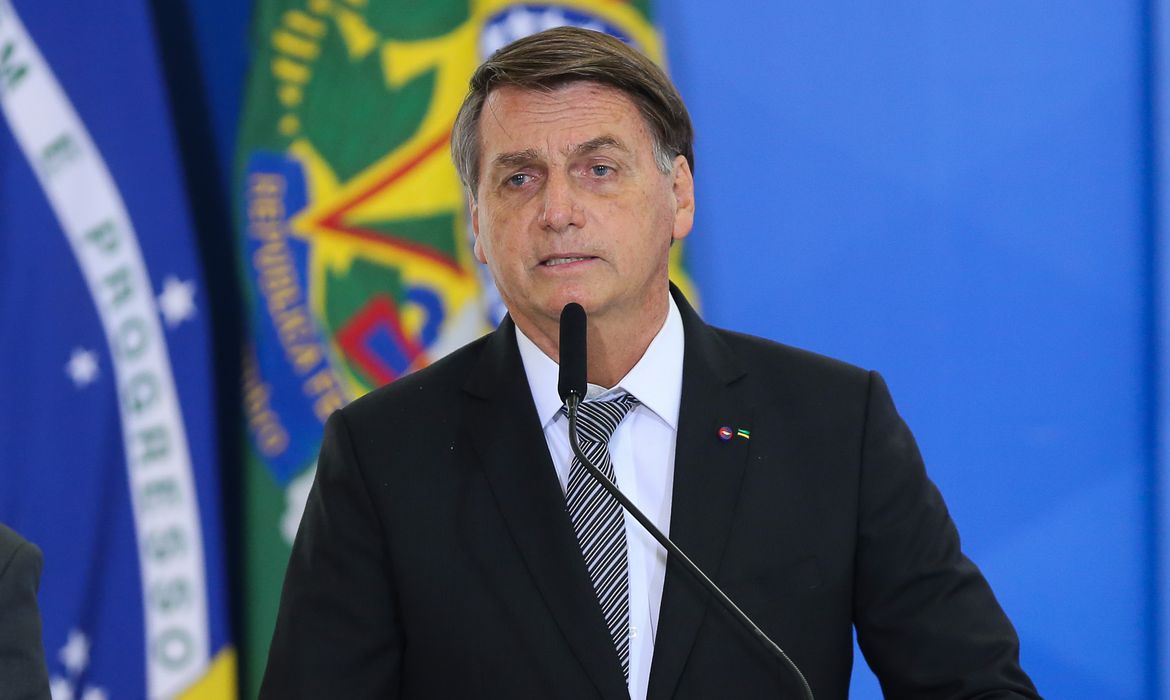 Avião com Bolsonaro arremete em aeroporto de Minas